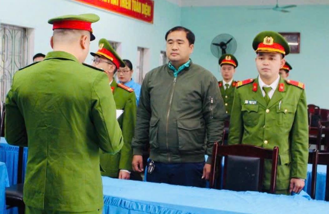 Ly do chu tich thi tran o Ha Giang bi bat hinh anh