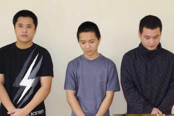 Hang tram nguoi sap bay mua 'bua yeu' cua 3 doi tuong o Ha Nam hinh anh