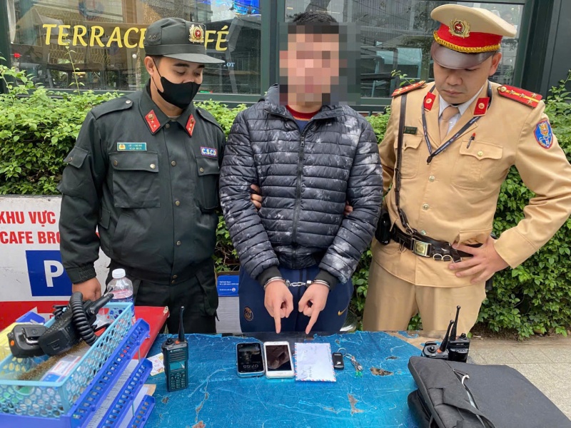 Di mua ma tuy tu mo sang, con nghien thao chay khi gap canh sat hinh anh