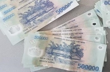 Dung tien gia de mua hang, 3 thanh nien cung lanh an hinh anh
