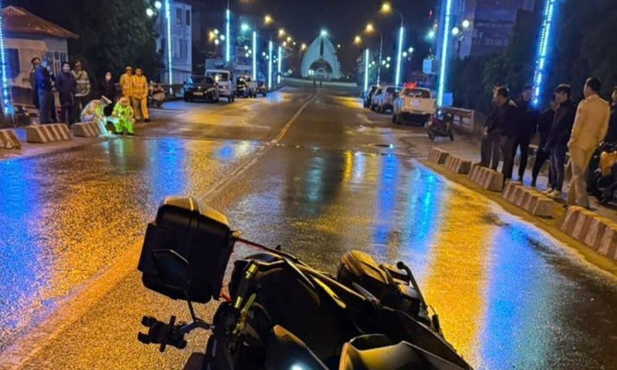 Dam xe may vao dai phan cach, hai nguoi Han Quoc thuong vong hinh anh