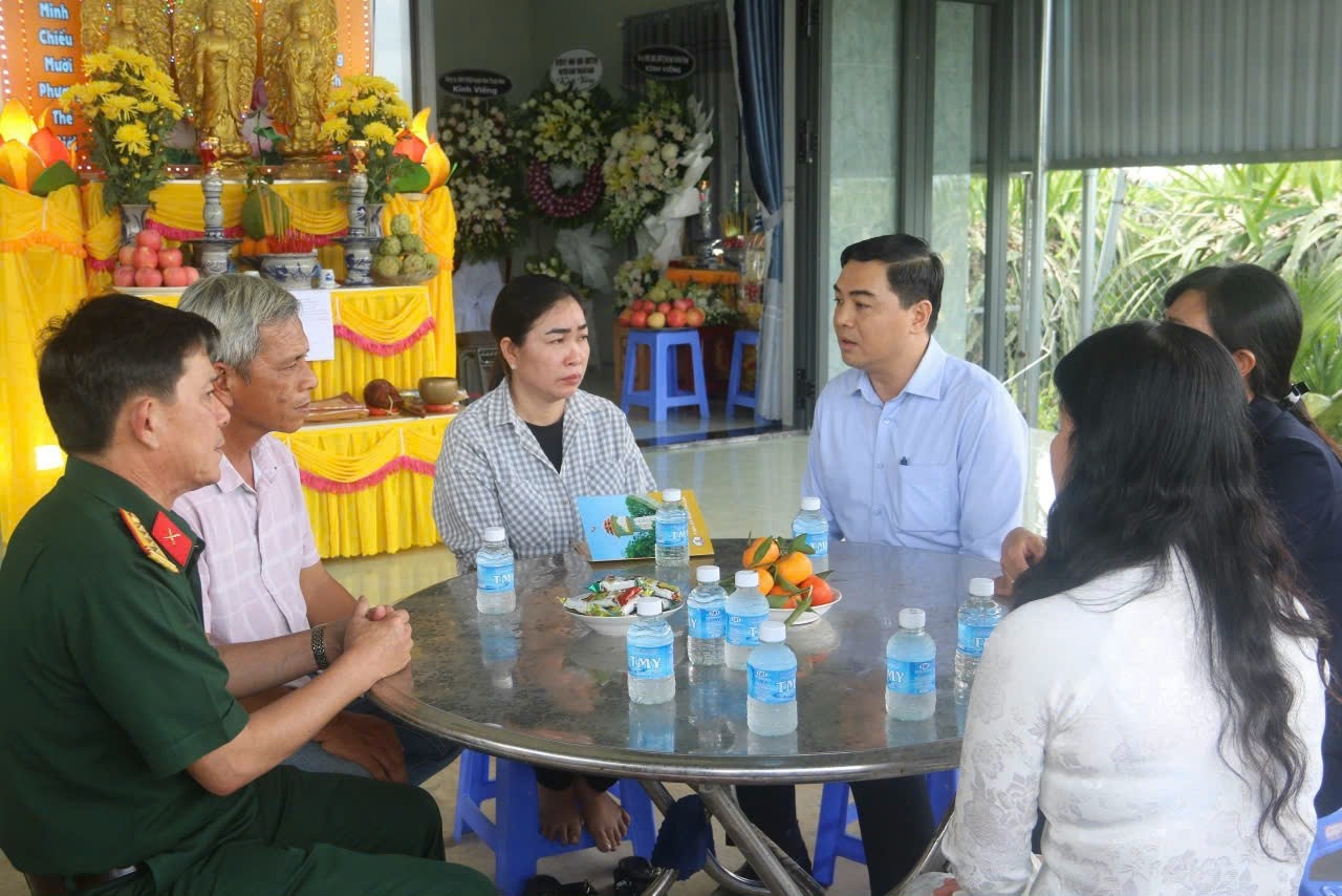 Lanh dao Binh Thuan tham hoi gia dinh chien si hy sinh o Quan khu 7 hinh anh