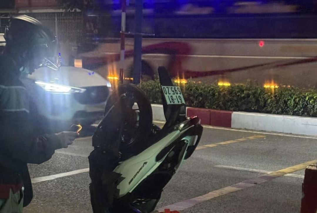 Xe may ‘trong chuoi’ khi lao vao dai phan cach, thanh nien tu vong hinh anh