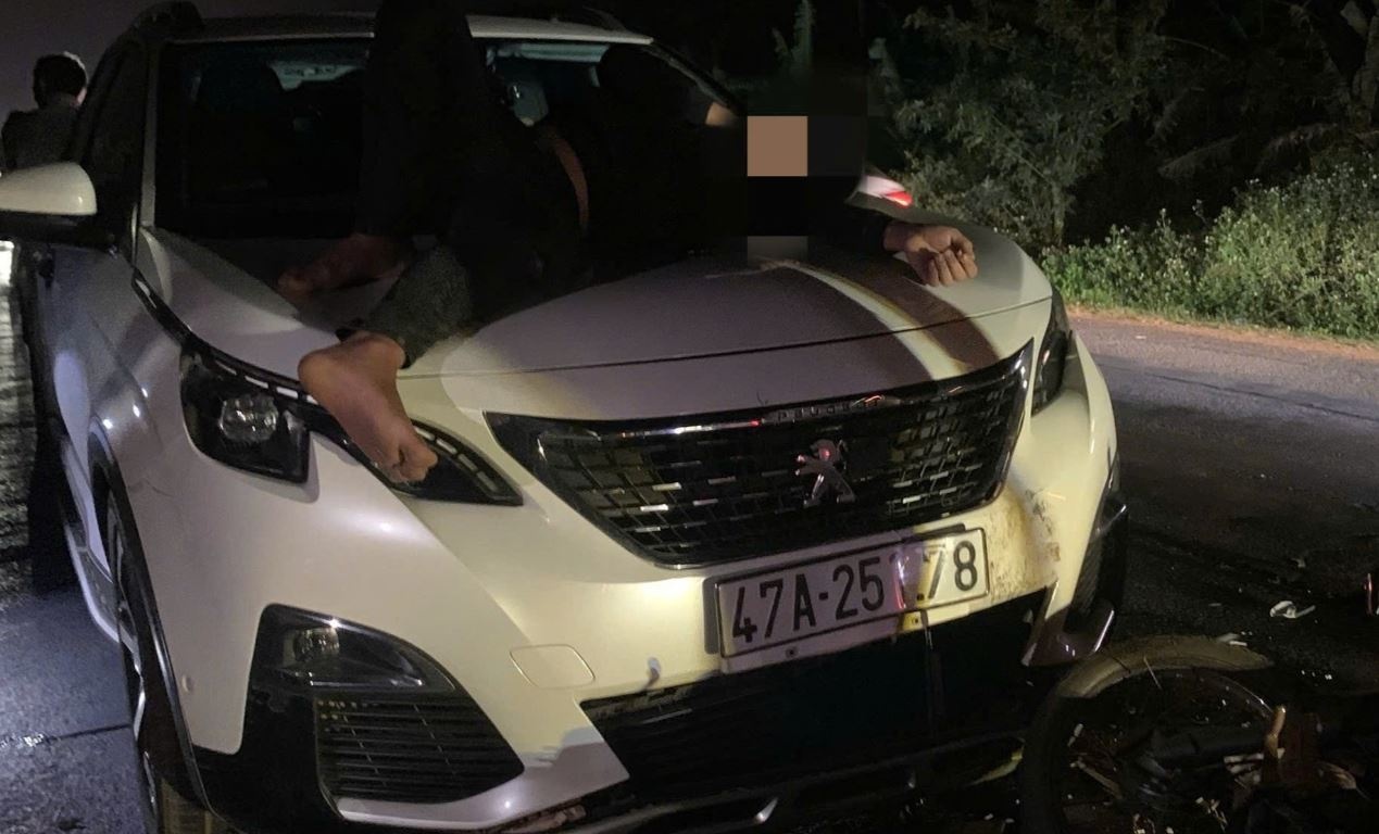 Nguoi dan ong bi vang len nap capo sau tai nan lien hoan hinh anh