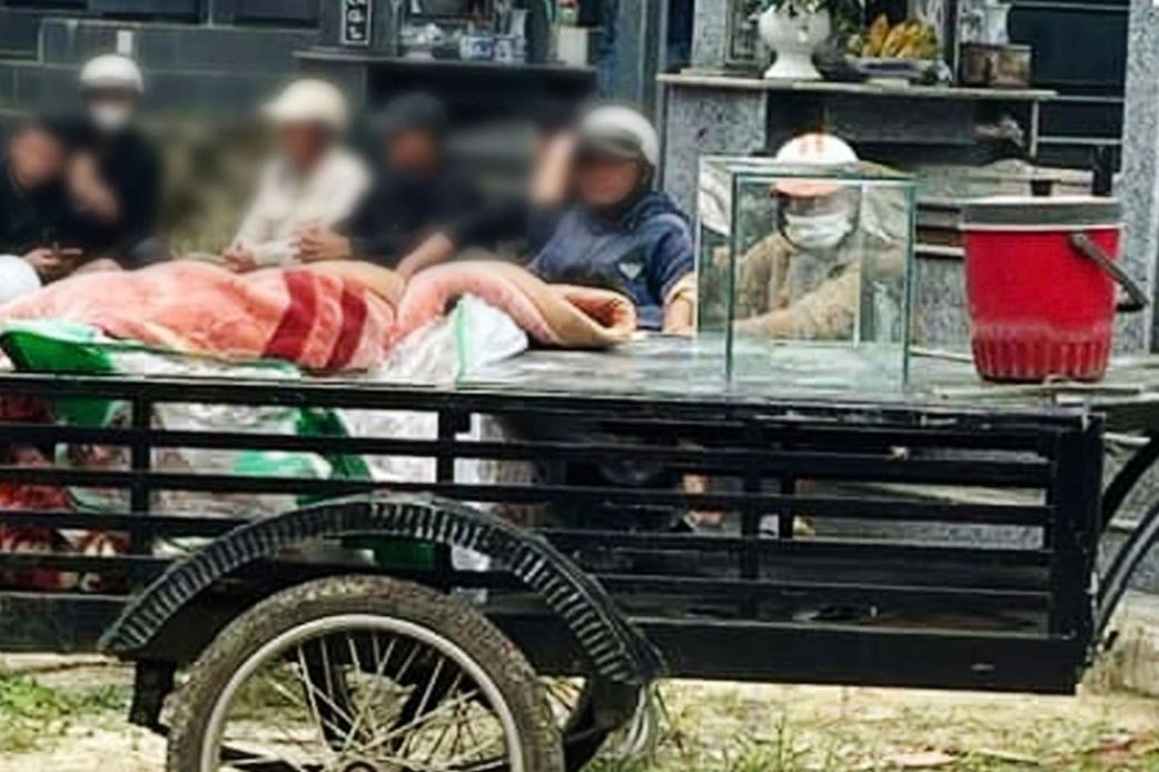 Phat hien thi the nguoi dan ong boc kin chan bong tren thung xe hinh anh