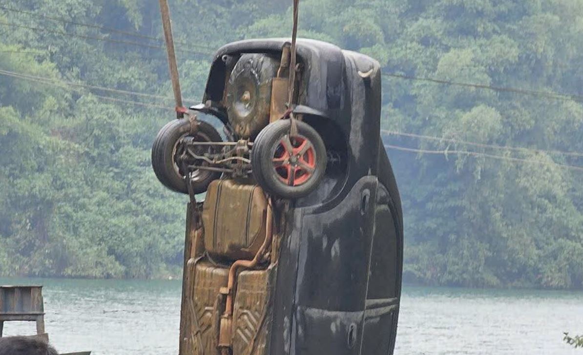 Phat hien thi the nguoi dan ong trong oto roi xuong ho Hoa Binh hinh anh