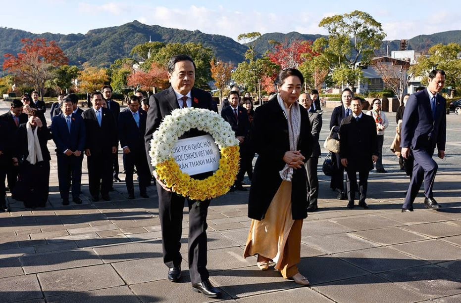 Chu tich Quoc hoi tuong niem nan nhan bom nguyen tu tai Nagasaki hinh anh