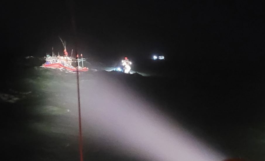 Dam tau cho khach o vinh Bai Tu Long, hai nguoi mat tich hinh anh