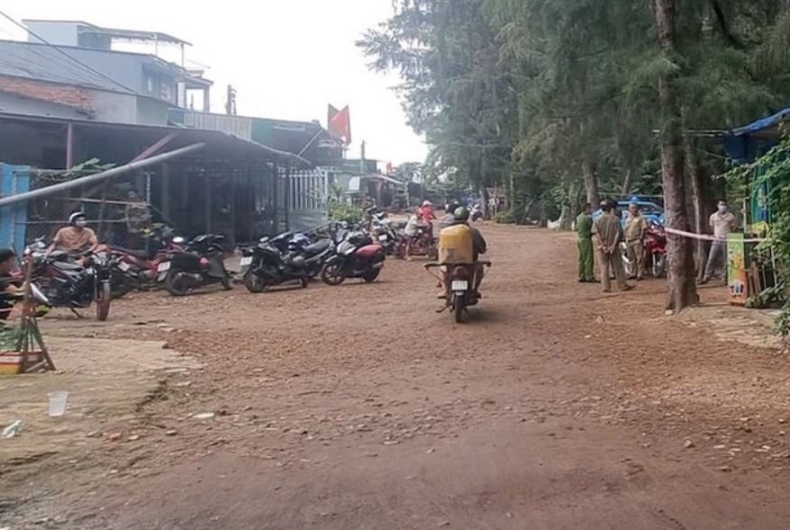 Nguoi dan ong tu vong bat thuong ben xe may o Binh Thuan hinh anh