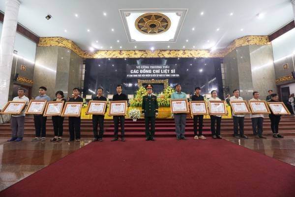 Truy tang Huan chuong Bao ve To quoc cho 12 liet si Quan khu 7 hinh anh