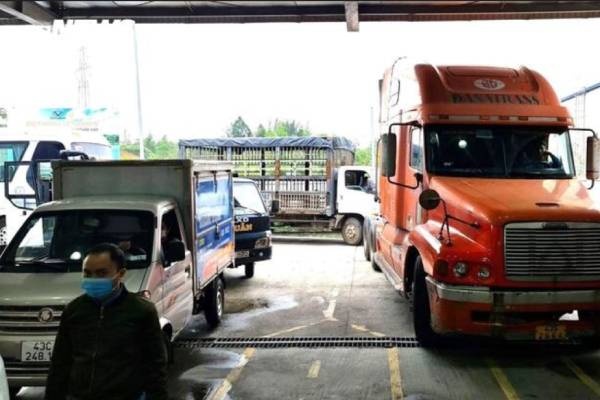 Mao danh nhan vien trung tam dang kiem lua chu xe chuyen tien hinh anh