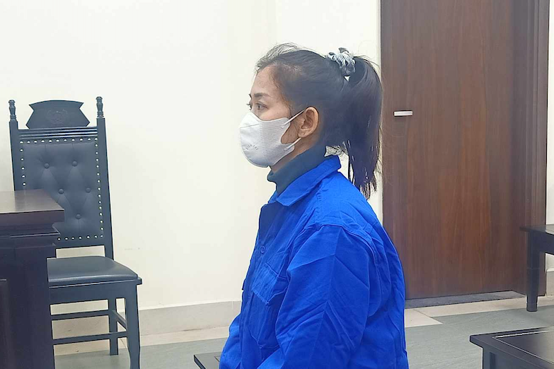Nguoi phu nu ban hoa qua lua, chiem doat hon 9 ty dong cua 14 bi hai hinh anh