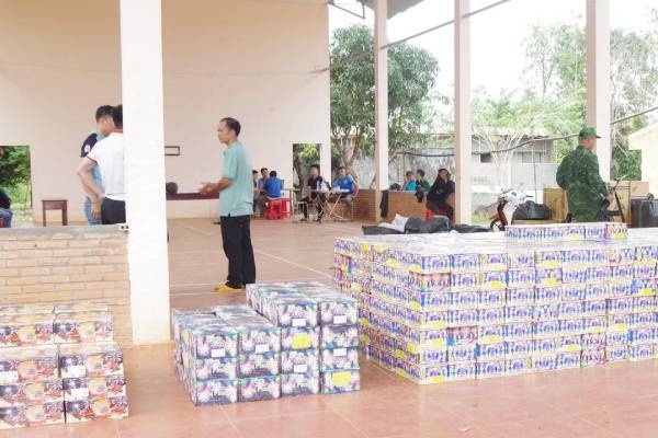 Thu giu luong lon phao hoa no, thuoc la o khu vuc bien gioi hinh anh