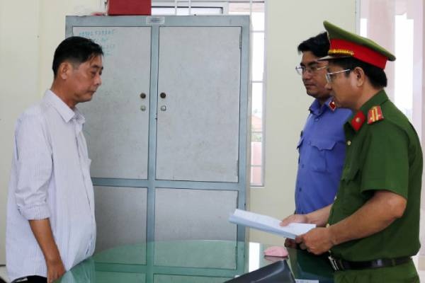 Khoi to can bo xa chiem doat tien mua bao hiem y te cua 103 nguoi dan hinh anh