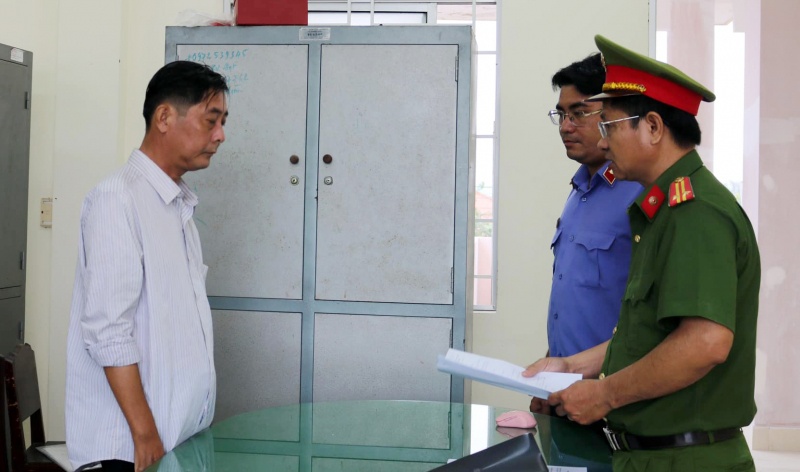 Dang Chi Hoa,  Mua bao hiem anh 1