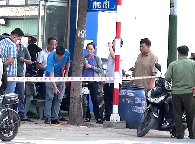 Bi xuc pham vi tu choi an nhau, dung kiem dam ban tu vong hinh anh