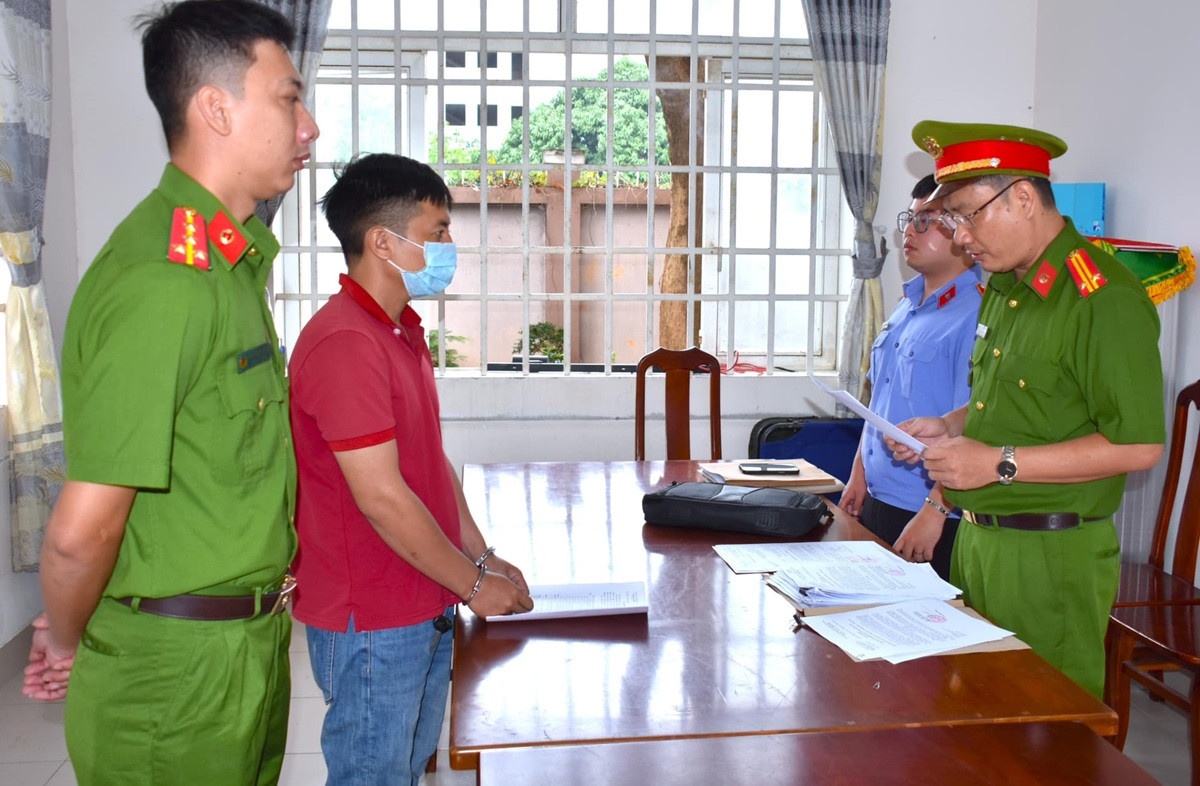 7 nguoi bi bat,  Lap khong phieu dau,  Dau tu H.S,  Cong ty H.S anh 1