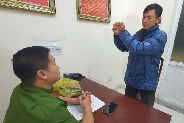 Tam giu nghi pham vu thi the boc kin chan bong tren thung xe loi hinh anh