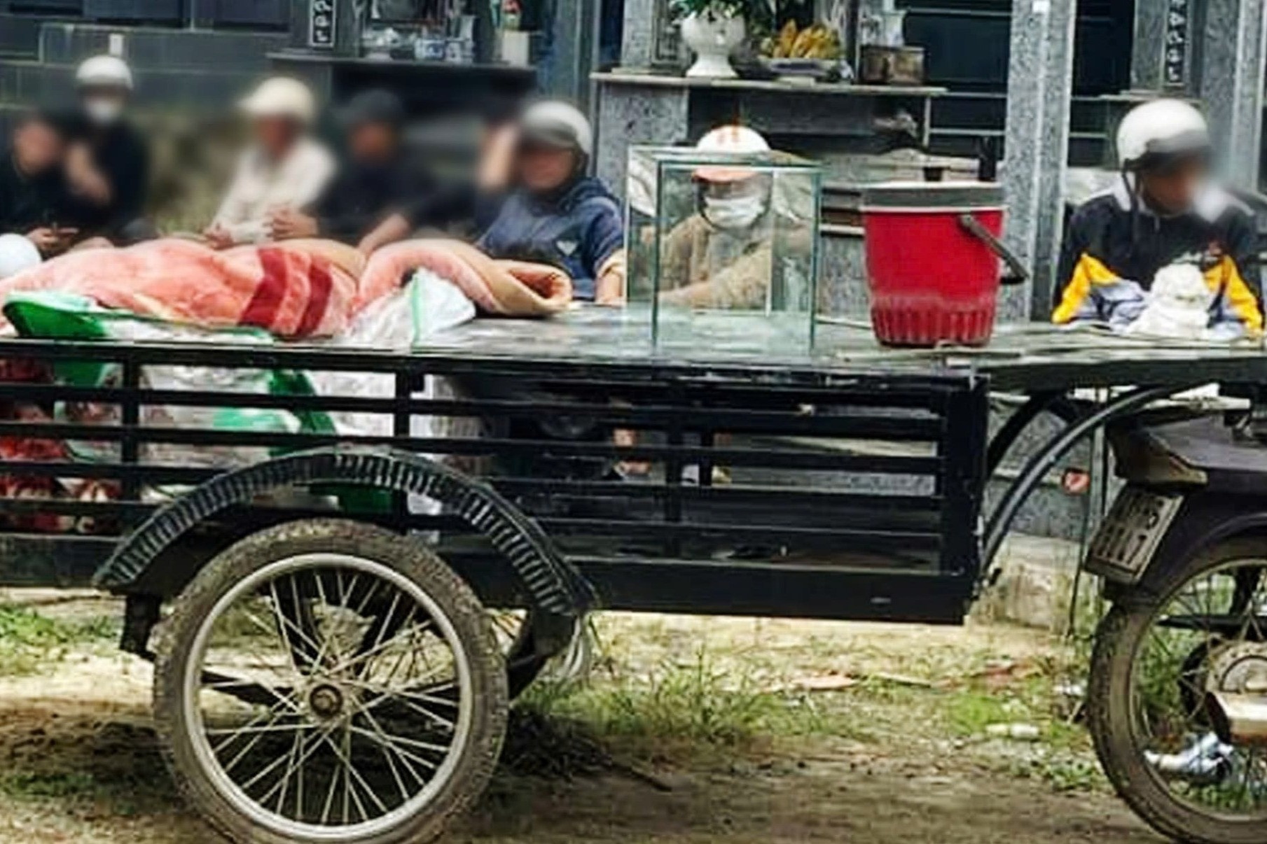 Boc kin chan bong,  Tren thung xe loi anh 2