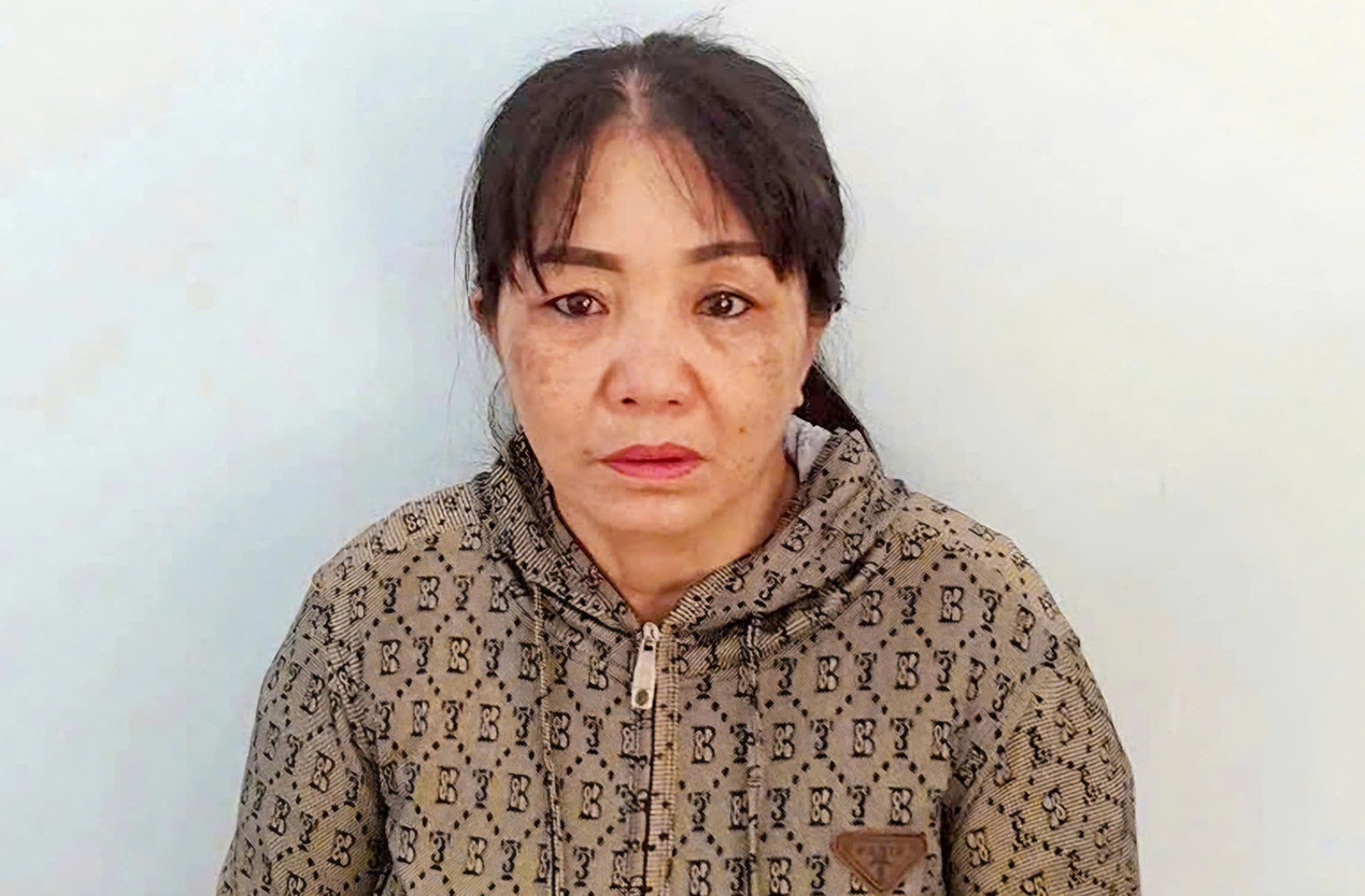 Bat tam giam 'me nuoi' tat nuoc soi be gai 12 tuoi vi lam mat ve so hinh anh