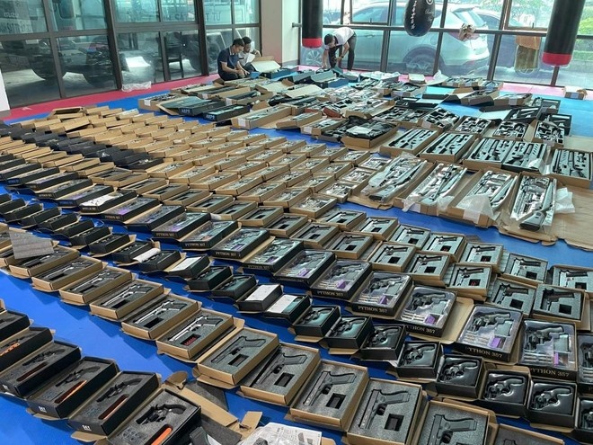 Triet pha duong day mua ban hon 1.000 khau sung hinh anh