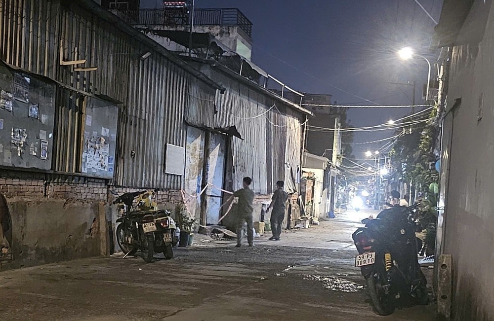 Xuong co khi o TP.HCM chay lon, 2 cong nhan bi thuong hinh anh