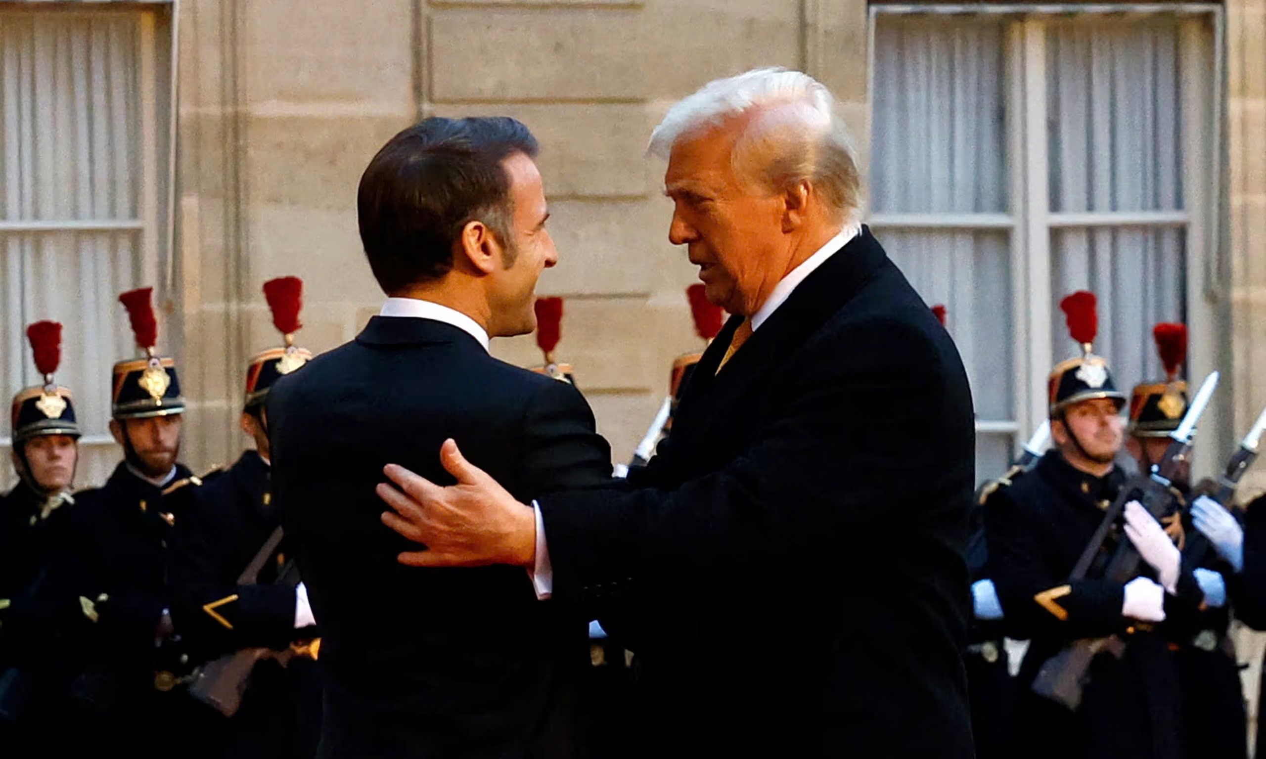 Giai ma cai bat tay cua ong Trump voi tong thong Phap hinh anh