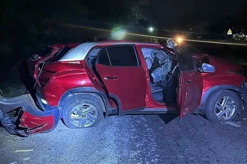 Chu tich xa o Dak Lak phai cap cuu sau va cham giua oto con va xe tai hinh anh