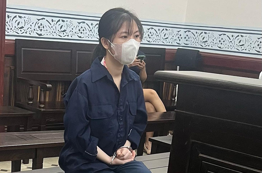 Nu nhan vien 4 lan trom kim cuong cua cong ty, ban lay tien tra no hinh anh