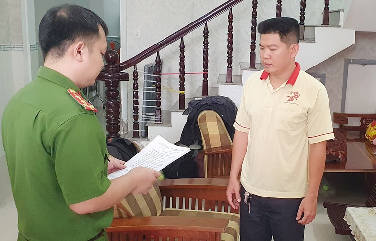Giam doc trung tam dang kiem nhan hoi lo, dung hon 1.000 tai lieu gia hinh anh