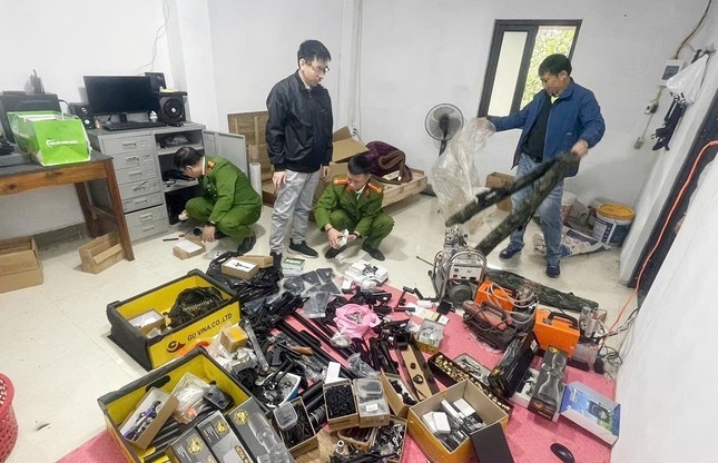 Phat hien kho linh kien lap rap sung tai Bac Giang hinh anh