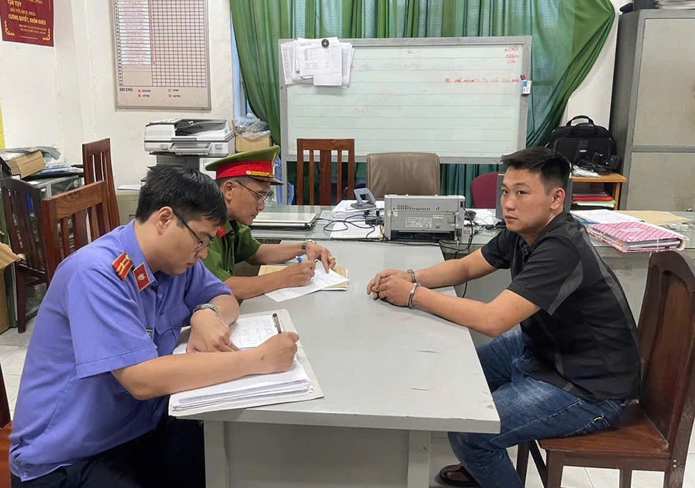 Bat tam giam tai xe oto dam nguoi tui bui o trung tam TP.HCM hinh anh