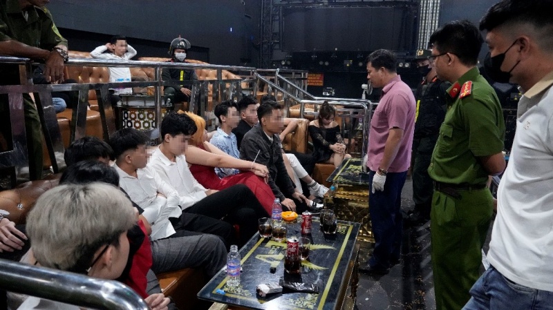 Dot kich bar HV, phat hien 30 nam nu duong tinh voi chat ma tuy hinh anh