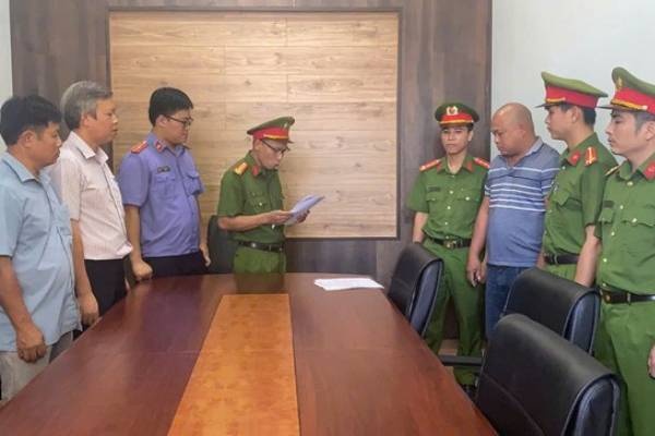 Bat ngo voi nhan than cua tai xe dung hung khi chan duong xe tai hinh anh