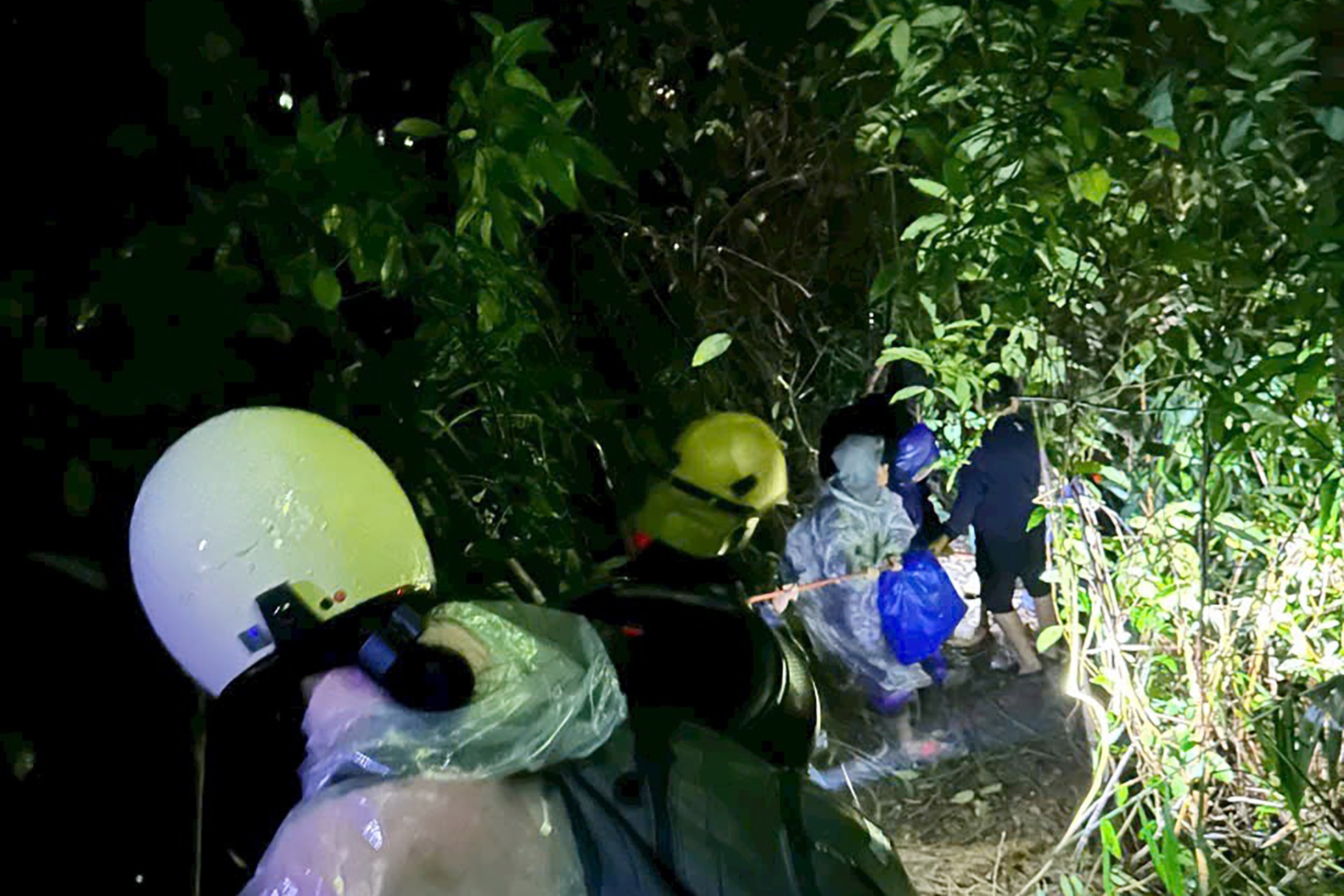 Mo duong trong dem toi dua hon 350 nguoi mac ket sat lo ra khoi deo hinh anh