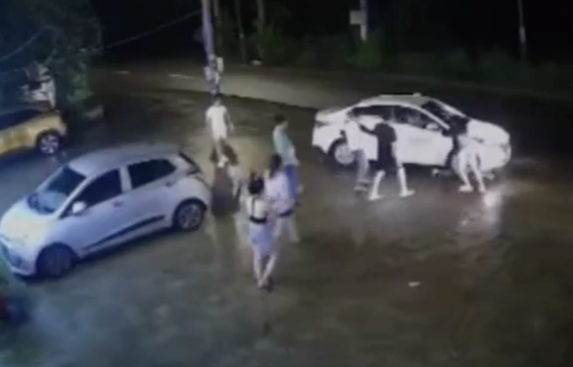 Nguoi dan ong lai oto va vao nguoi ban gai cu truoc quan karaoke hinh anh