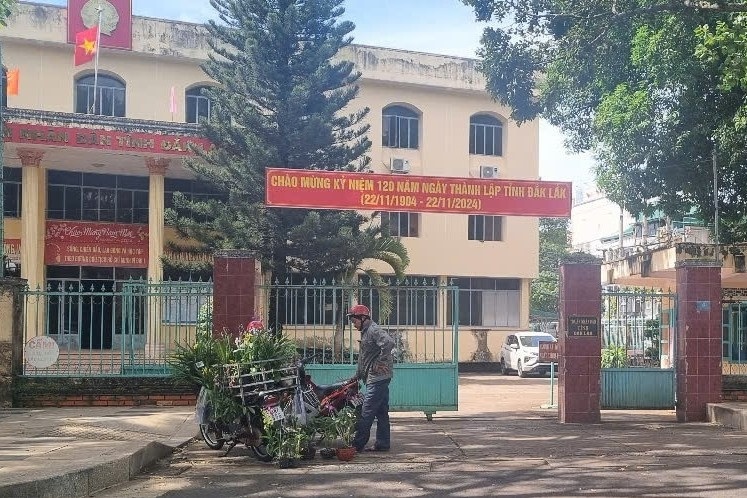 Khoi to Chanh toa hinh su TAND Dak Lak ve toi nhan hoi lo hinh anh