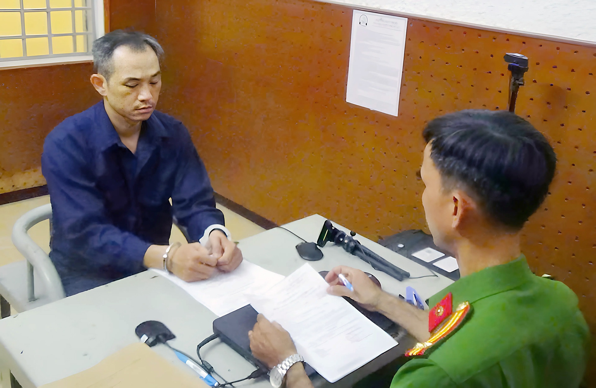 Khoi to doi tuong ep xe, danh da man co gai tren duong pho hinh anh