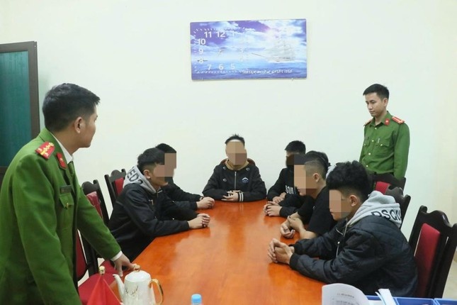 10 thanh nien hon chien trong dem bi khoi to hinh anh
