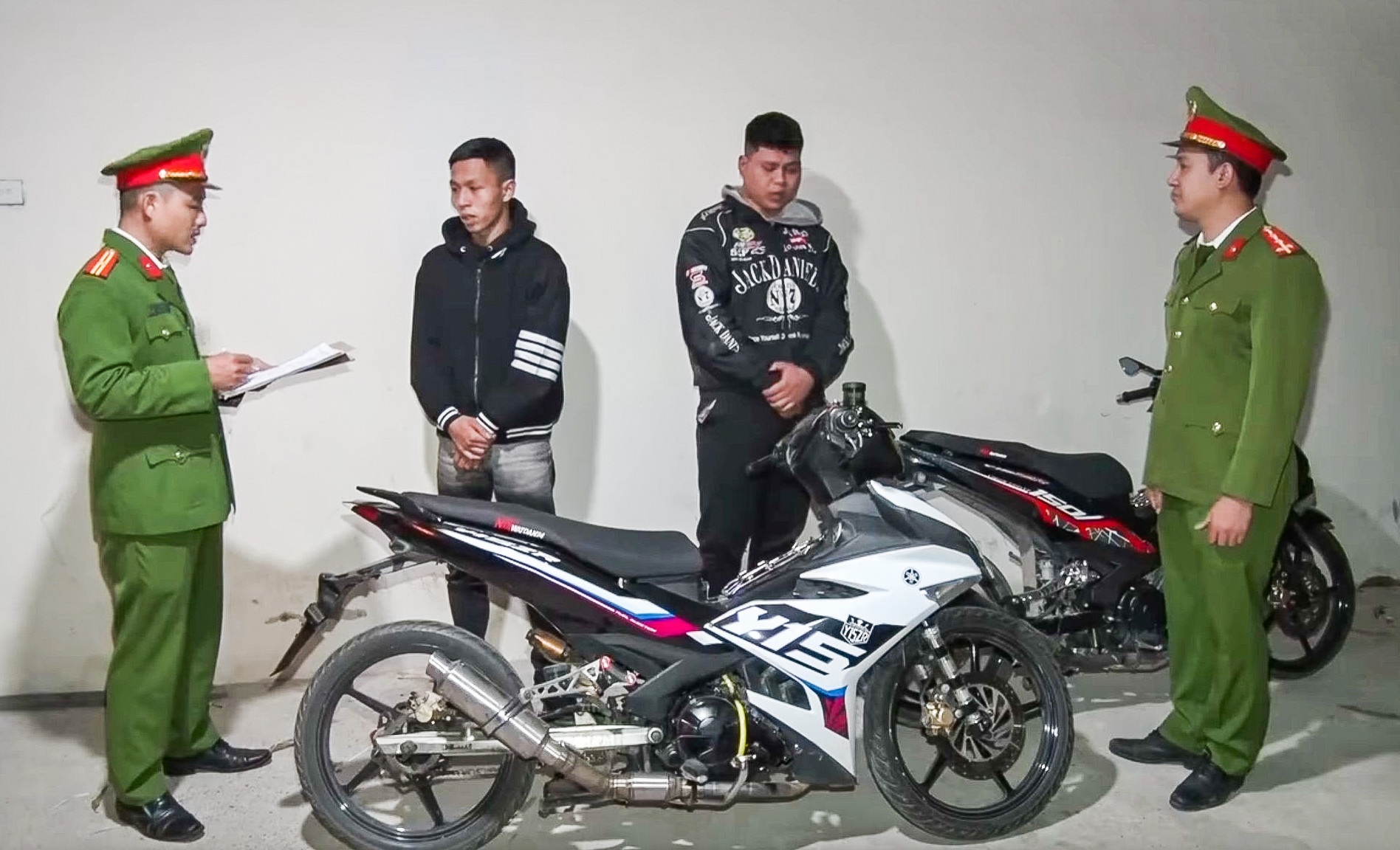 Tam giu 2 doi tuong tong nga CSGT o Ha Nam hinh anh