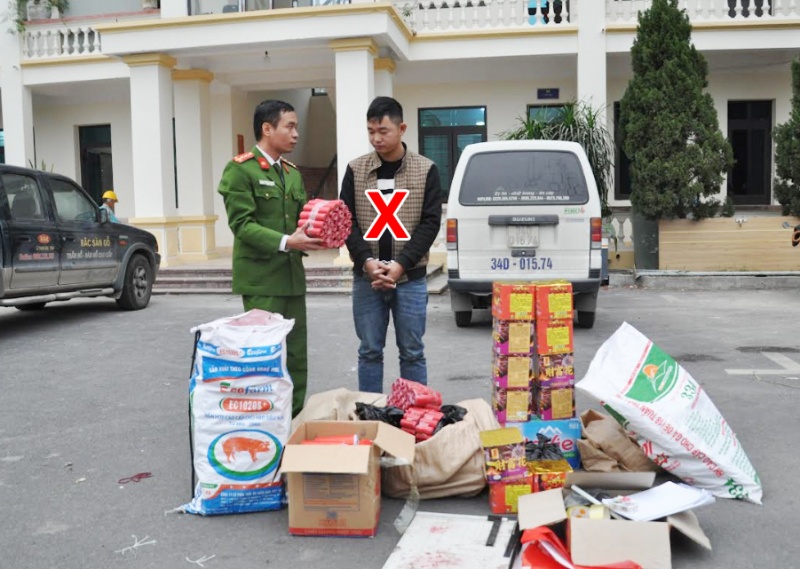 Bat doi tuong san xuat phao lau, thu giu gan 2 ta phao hinh anh