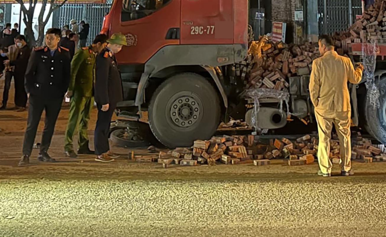 Xe may 'kep ba' lao vao gam oto dau keo, mot hoc sinh tu vong hinh anh