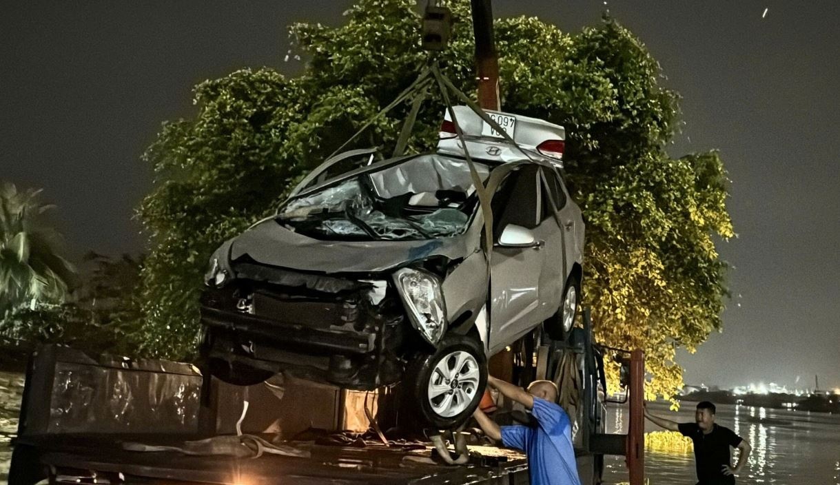 Bao cao ban dau oto lao song Dong Nai khien nu tai xe tu vong hinh anh