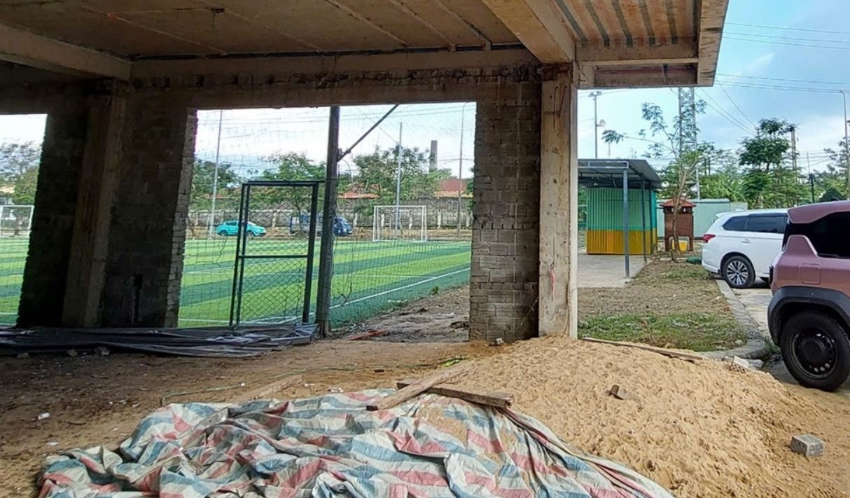 Nhom thieu nien ngang nhien dot phao tu che giua khu dan cu hinh anh