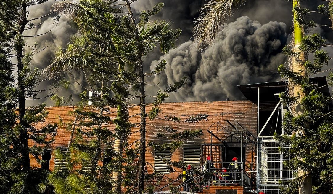 Dang chay lon tai cong ty san xuat bat lua o Quang Ninh hinh anh