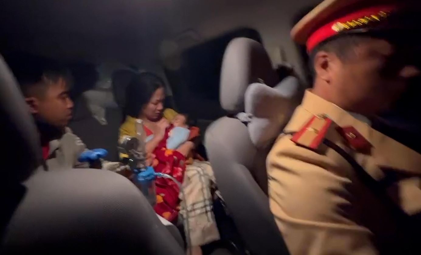 CSGT dung xe dac chung cho tre so sinh toi benh vien hinh anh