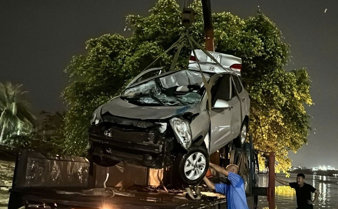 Vu oto lao xuong song Dong Nai - gia dinh nu tai xe tim camera hinh anh