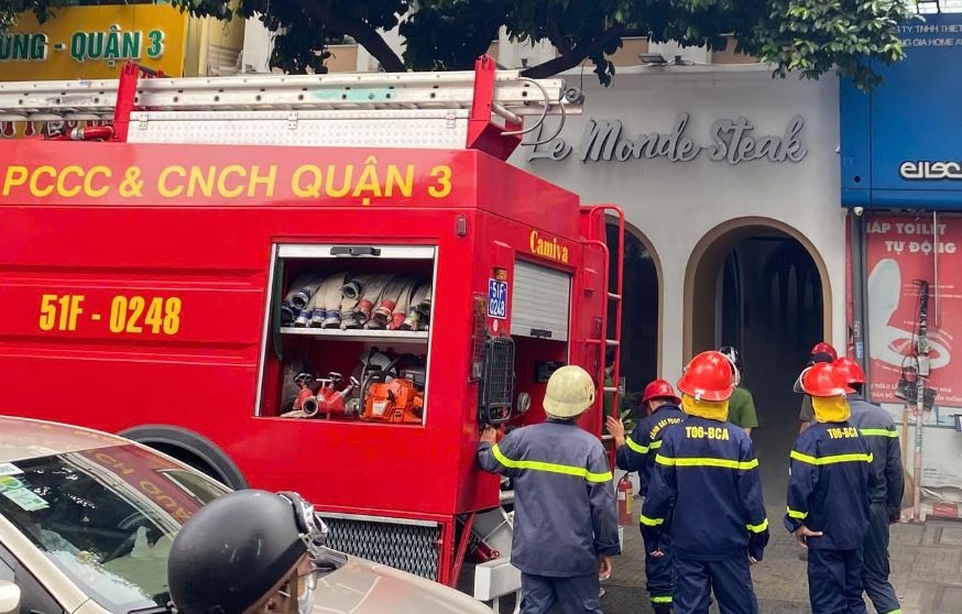 Chay nha hang 3 tang o trung tam TP.HCM, nhieu nguoi bo chay hinh anh