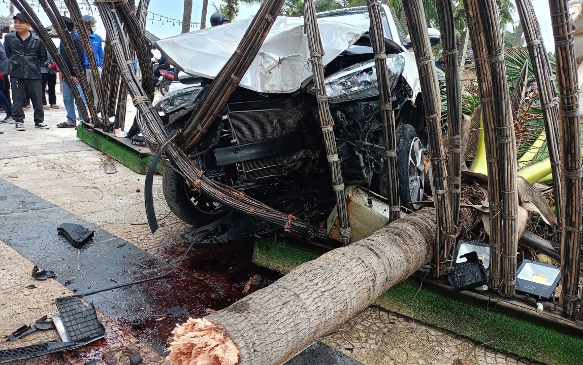 Xe no lop, nu tai xe quyet dinh tong vao cong duong hoa o Da Nang hinh anh