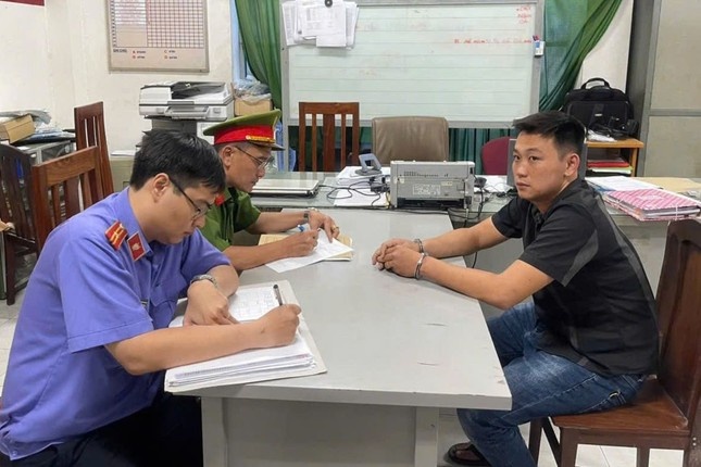 Bat khan cap tai xe oto danh nguoi di duong vi 'thay mat kho chiu' hinh anh